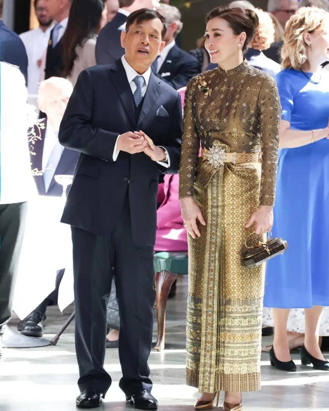 王室云集！泰国国王赴瑞典祝寿，王后造型意外抢镜