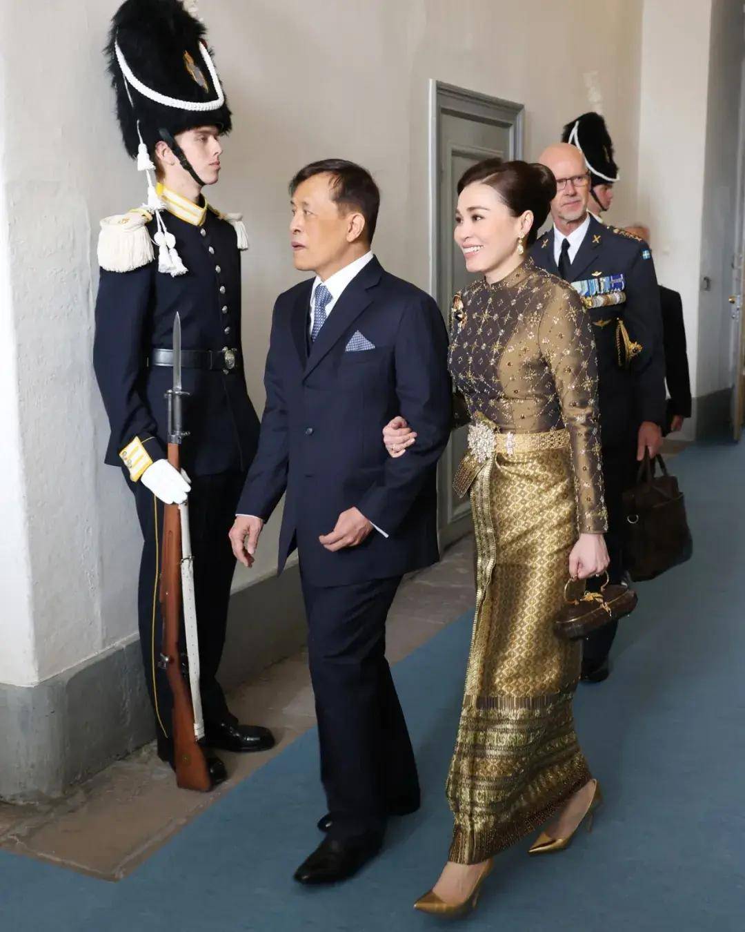王室云集！泰国国王赴瑞典祝寿，王后造型意外抢镜