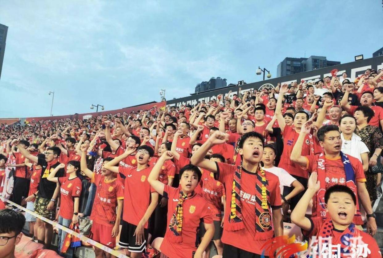 部分申花球迷的足球流氓行径再次暴露，冲击赛场秩序，令上海在全国观众面前蒙羞，一场本该纯粹的足球比赛却沦为丑闻现场